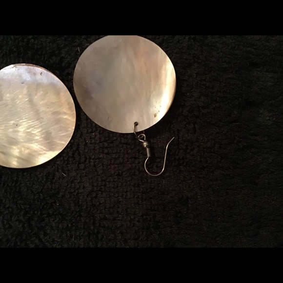 Shell Style Earrings - Picture 4 of 4